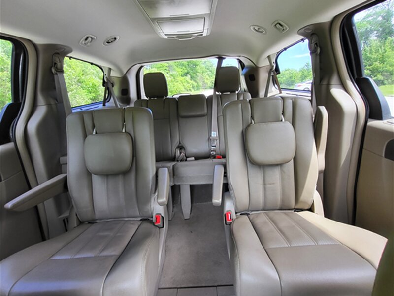 2015 Chrysler Town and Country Touring-L - Photo 13 - Midlothian, IL 60445