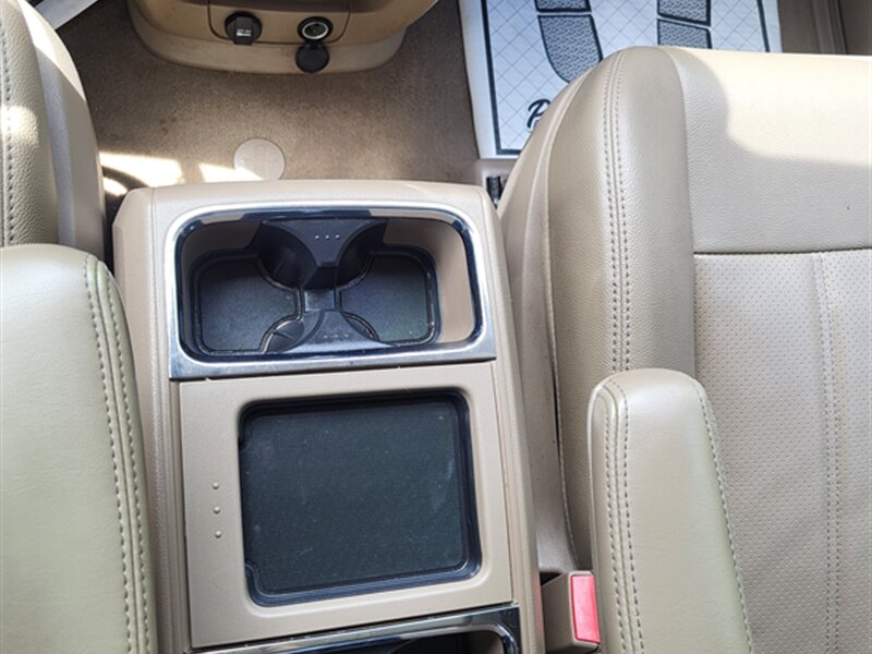 2015 Chrysler Town and Country Touring-L - Photo 18 - Midlothian, IL 60445