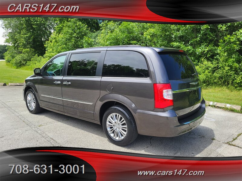 2015 Chrysler Town and Country Touring-L - Photo 4 - Midlothian, IL 60445