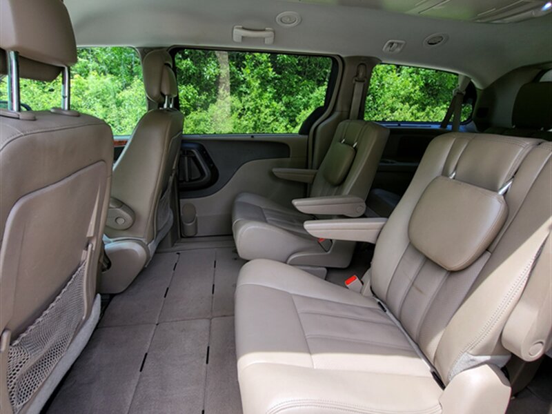 2015 Chrysler Town and Country Touring-L - Photo 23 - Midlothian, IL 60445