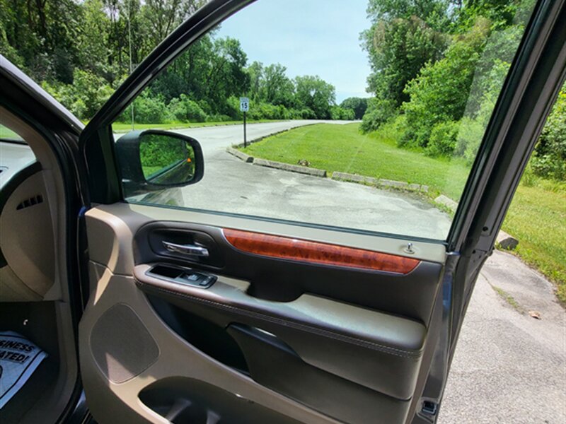 2015 Chrysler Town and Country Touring-L - Photo 28 - Midlothian, IL 60445