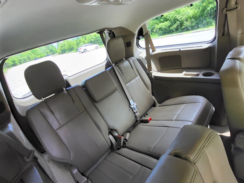 2015 Chrysler Town and Country Touring-L - Photo 26 - Midlothian, IL 60445