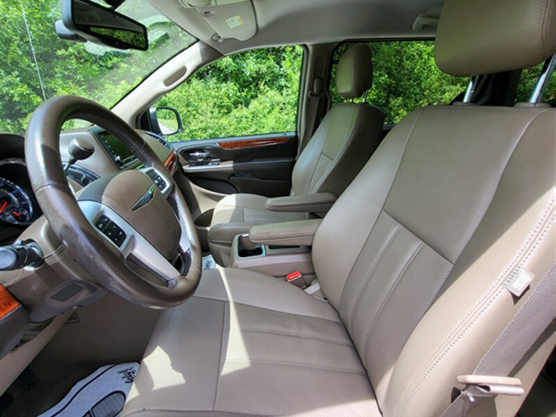 2015 Chrysler Town and Country Touring-L - Photo 21 - Midlothian, IL 60445