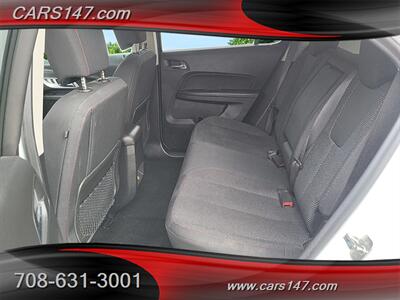 2017 Chevrolet Equinox LT   - Photo 10 - Midlothian, IL 60445