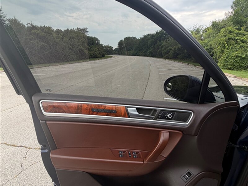 2012 Volkswagen Touareg TDI Lux - Photo 24 - Midlothian, IL 60445