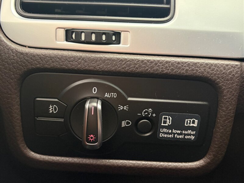 2012 Volkswagen Touareg TDI Lux - Photo 18 - Midlothian, IL 60445