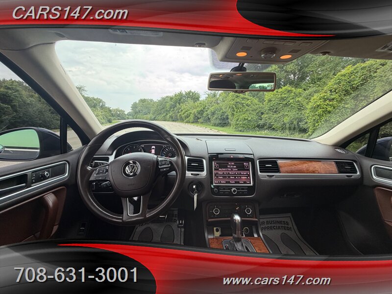 2012 Volkswagen Touareg TDI Lux - Photo 11 - Midlothian, IL 60445