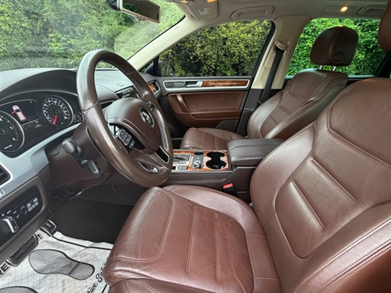 2012 Volkswagen Touareg TDI Lux - Photo 19 - Midlothian, IL 60445
