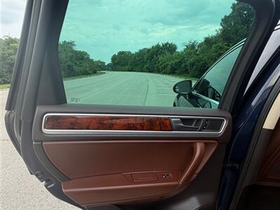 2012 Volkswagen Touareg TDI Lux - Photo 26 - Midlothian, IL 60445