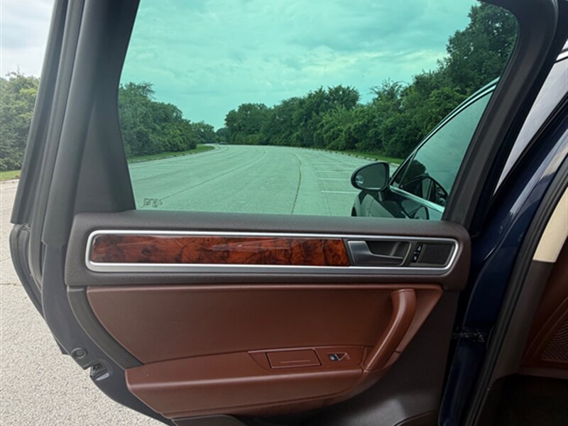 2012 Volkswagen Touareg TDI Lux - Photo 26 - Midlothian, IL 60445