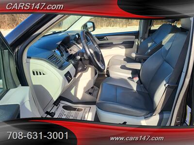 2012 Volkswagen Routan SE   - Photo 11 - Midlothian, IL 60445