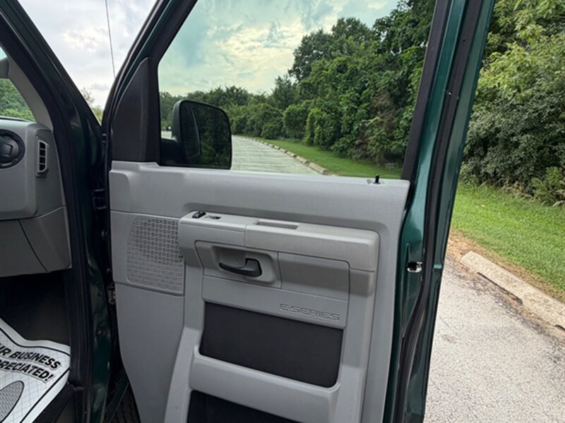 2009 Ford E-150 XL - Photo 21 - Midlothian, IL 60445