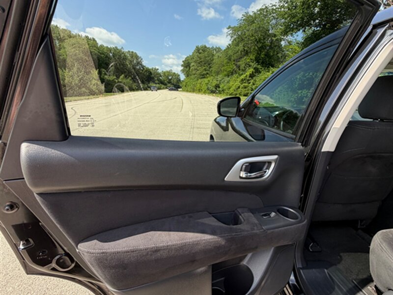 2015 Nissan Pathfinder SV - Photo 24 - Midlothian, IL 60445