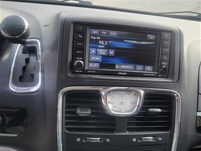 2014 Chrysler Town and Country Touring-L   - Photo 17 - Midlothian, IL 60445