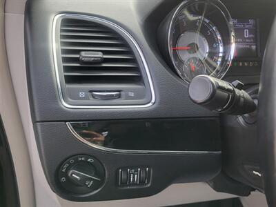 2014 Chrysler Town and Country Touring-L   - Photo 18 - Midlothian, IL 60445