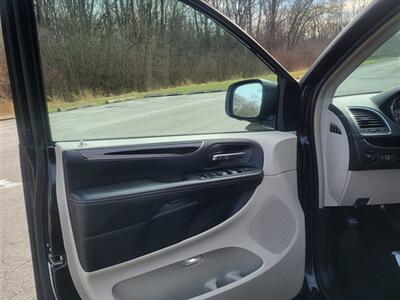 2014 Chrysler Town and Country Touring-L   - Photo 29 - Midlothian, IL 60445