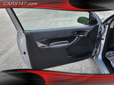 2005 Ford Focus ZX3 SE   - Photo 12 - Midlothian, IL 60445