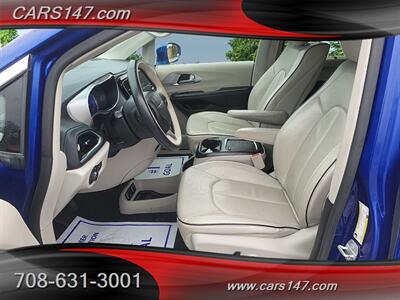 2018 Chrysler Pacifica Hybrid Limited   - Photo 9 - Midlothian, IL 60445