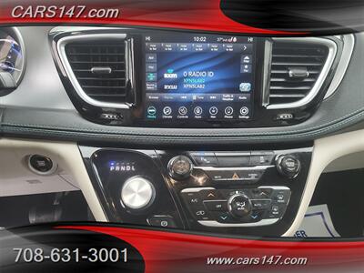 2018 Chrysler Pacifica Hybrid Limited   - Photo 12 - Midlothian, IL 60445