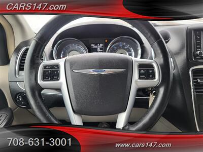 2011 Chrysler Town and Country Touring   - Photo 17 - Midlothian, IL 60445
