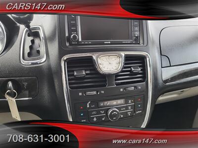 2011 Chrysler Town and Country Touring   - Photo 19 - Midlothian, IL 60445