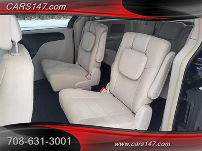 2011 Chrysler Town and Country Touring   - Photo 13 - Midlothian, IL 60445