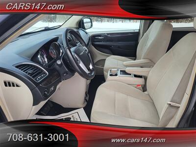 2011 Chrysler Town and Country Touring   - Photo 10 - Midlothian, IL 60445