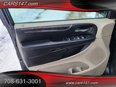 2011 Chrysler Town and Country Touring   - Photo 25 - Midlothian, IL 60445