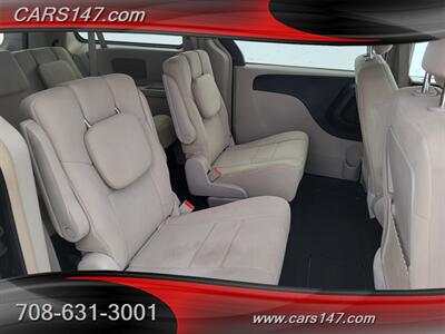 2011 Chrysler Town and Country Touring   - Photo 12 - Midlothian, IL 60445