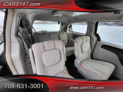 2011 Chrysler Town and Country Touring   - Photo 14 - Midlothian, IL 60445