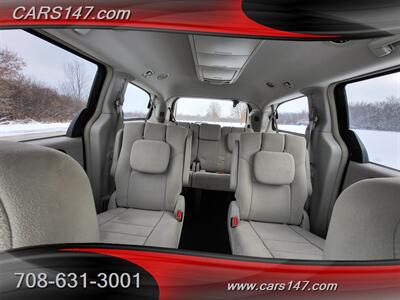 2011 Chrysler Town and Country Touring   - Photo 16 - Midlothian, IL 60445