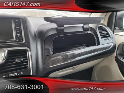 2011 Chrysler Town and Country Touring   - Photo 21 - Midlothian, IL 60445