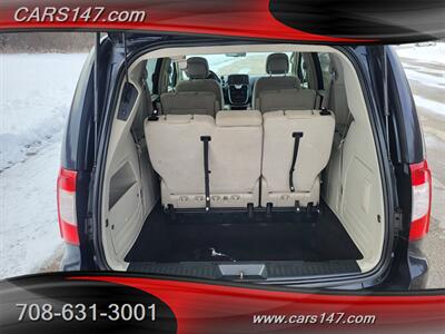 2011 Chrysler Town and Country Touring   - Photo 9 - Midlothian, IL 60445