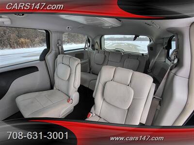 2011 Chrysler Town and Country Touring   - Photo 15 - Midlothian, IL 60445