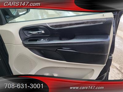 2011 Chrysler Town and Country Touring   - Photo 26 - Midlothian, IL 60445