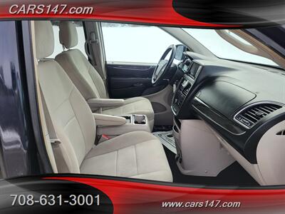 2011 Chrysler Town and Country Touring   - Photo 11 - Midlothian, IL 60445