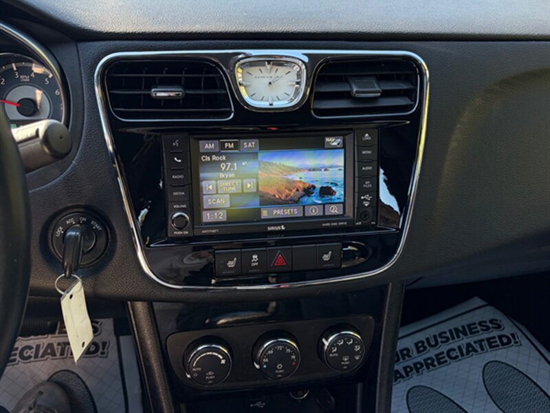 2014 Chrysler 200 Limited - Photo 14 - Midlothian, IL 60445