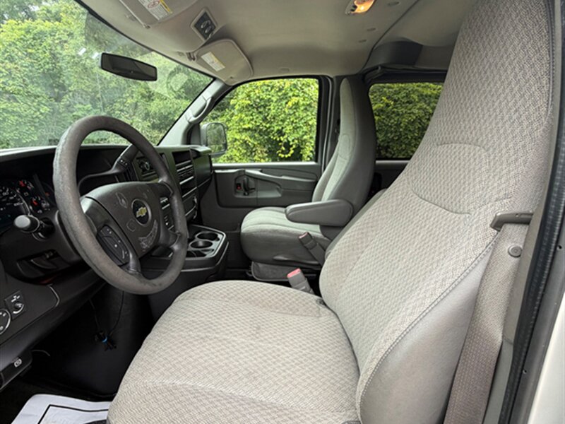 2011 Chevrolet Express LT 3500 - Photo 18 - Midlothian, IL 60445