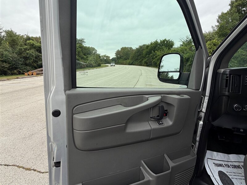 2011 Chevrolet Express LT 3500 - Photo 22 - Midlothian, IL 60445