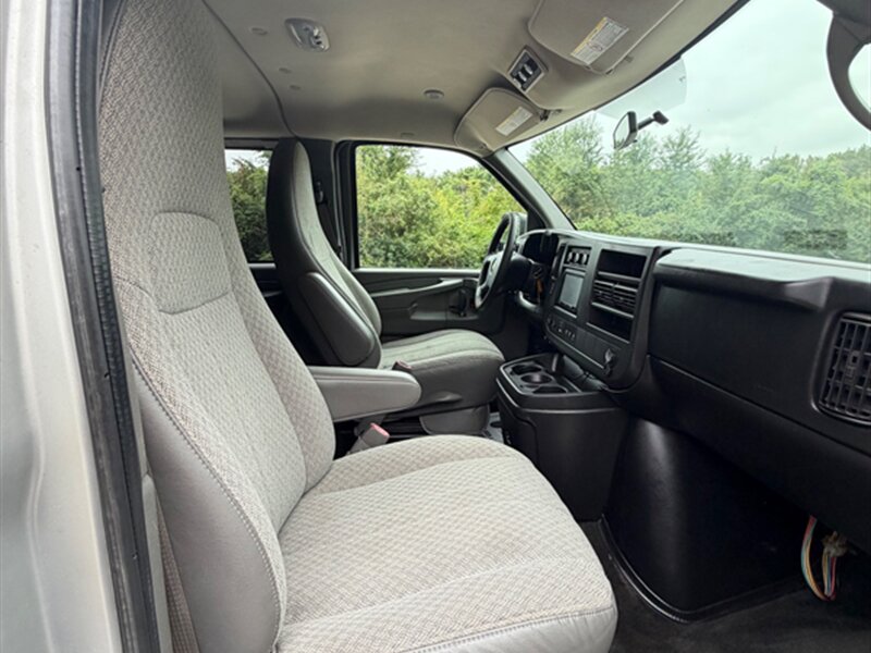 2011 Chevrolet Express LT 3500 - Photo 19 - Midlothian, IL 60445