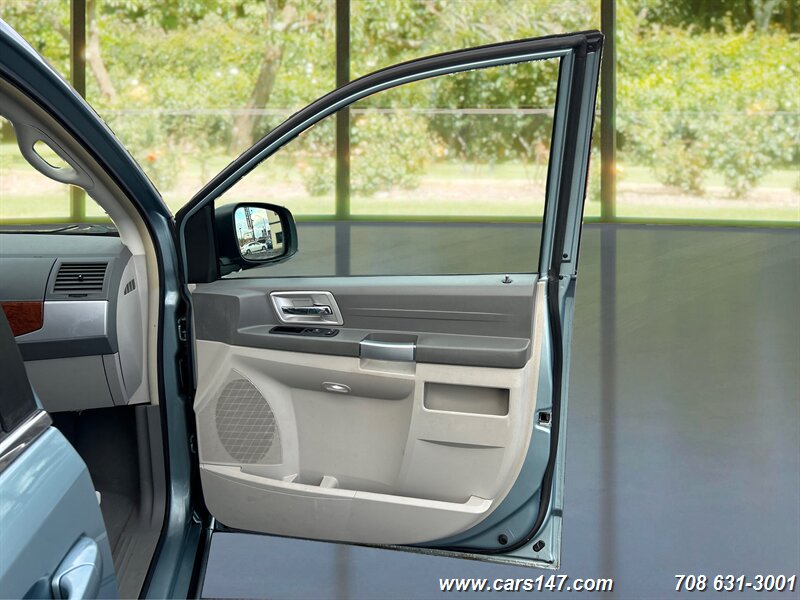 2008 Chrysler Town & Country Touring photo 16