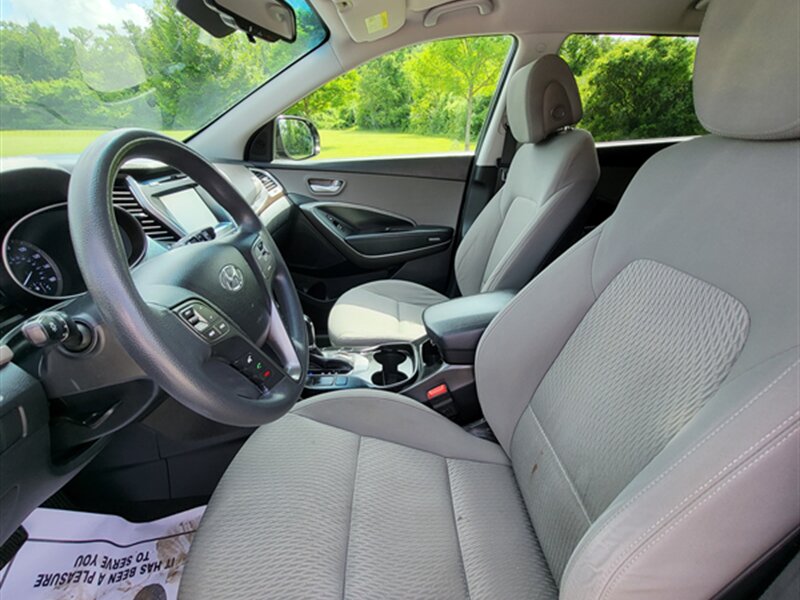 2017 Hyundai SANTA FE SE - Photo 17 - Midlothian, IL 60445