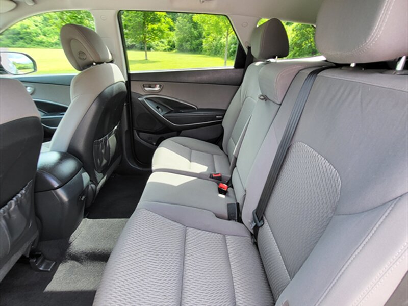 2017 Hyundai SANTA FE SE - Photo 19 - Midlothian, IL 60445