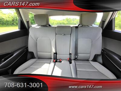 2017 Hyundai SANTA FE SE - Photo 12 - Midlothian, IL 60445
