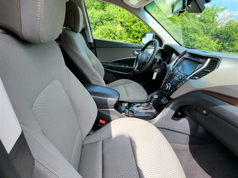 2017 Hyundai SANTA FE SE - Photo 18 - Midlothian, IL 60445