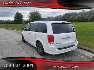 2017 Dodge Grand Caravan SXT   - Photo 8 - Midlothian, IL 60445