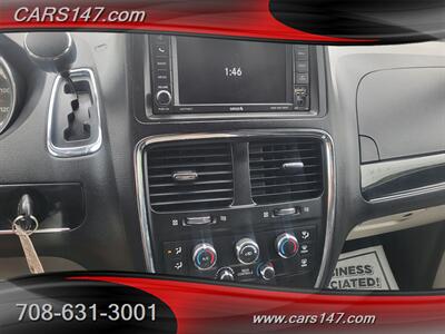 2017 Dodge Grand Caravan SXT   - Photo 12 - Midlothian, IL 60445