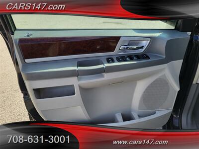 2010 Chrysler Town and Country Touring   - Photo 16 - Midlothian, IL 60445