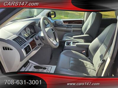 2010 Chrysler Town and Country Touring   - Photo 10 - Midlothian, IL 60445