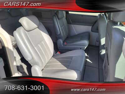 2010 Chrysler Town and Country Touring   - Photo 14 - Midlothian, IL 60445